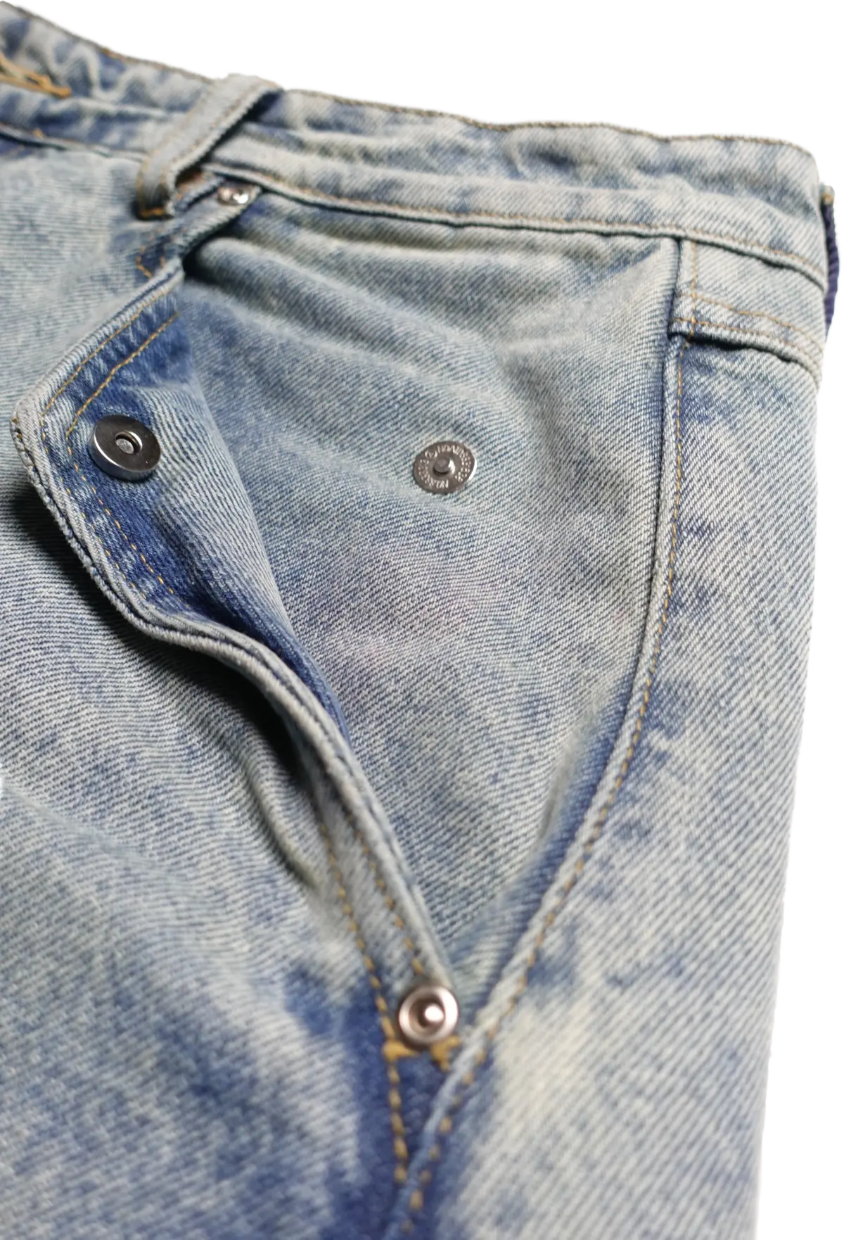 Close-up of front pocket and magnetic closure of light blue Curve 1010 barrel jeans