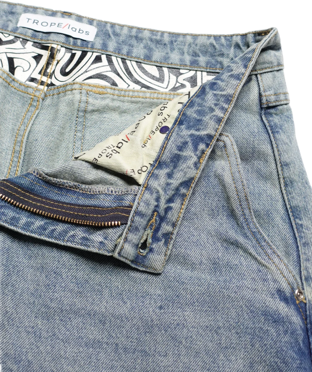 Close-up of inner yoke detail view and waistband of light blue Curve 1010 barrel jeans